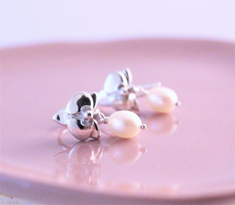 orkide ørebøjler i sølv med perlecharms