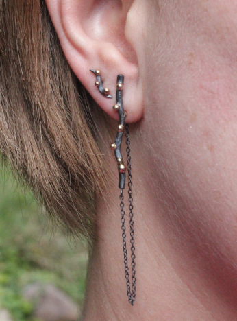 oxiderede sølv øreringe på model sammen med lange lærkgrene øreringe