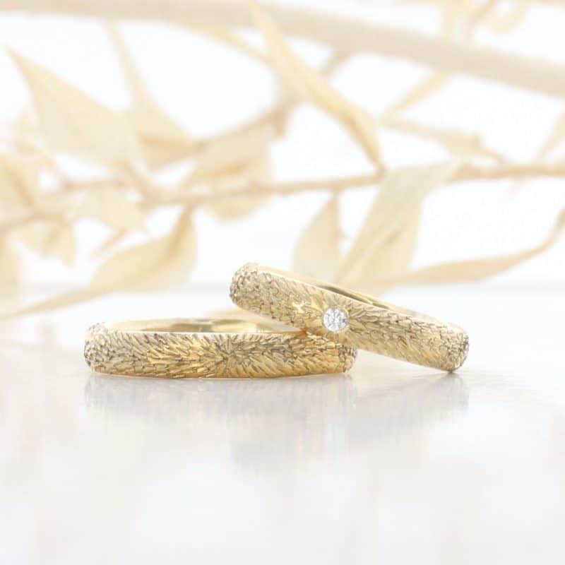 solstråle vielsesringe i guld med en diamant i damemodel