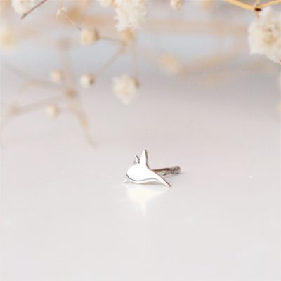 solo kolibri ørestik i sølv på hvidt underlag