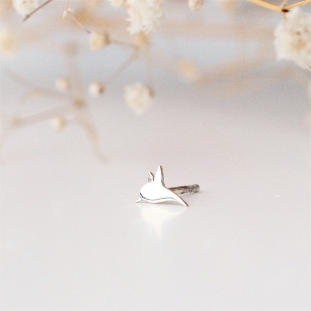solo kolibri ørestik i sølv på hvidt underlag