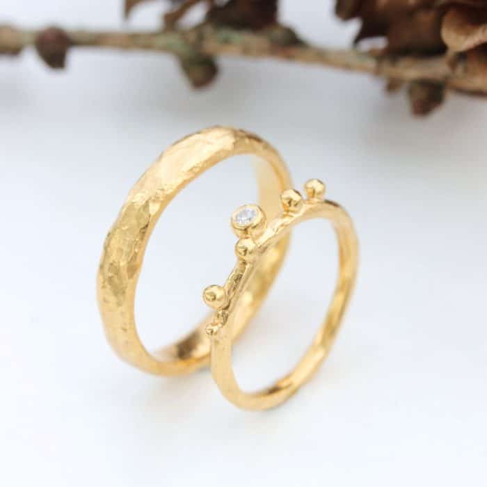 Lærkegrens vielsesringe i guld med grov fræset overflade og damemodel med kugler og diamant