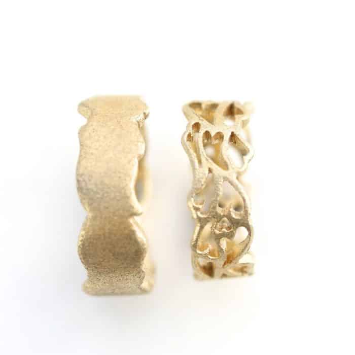 hjertevielsesringe i guld set oppe fra
