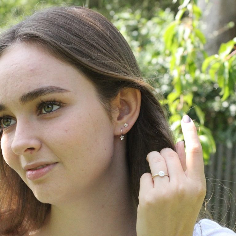 ung model med høstanemone øreringe og solstråle ring