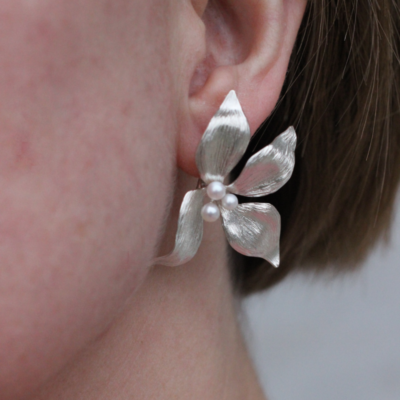 Livsblomster ørebøjler i sølv med perler på model