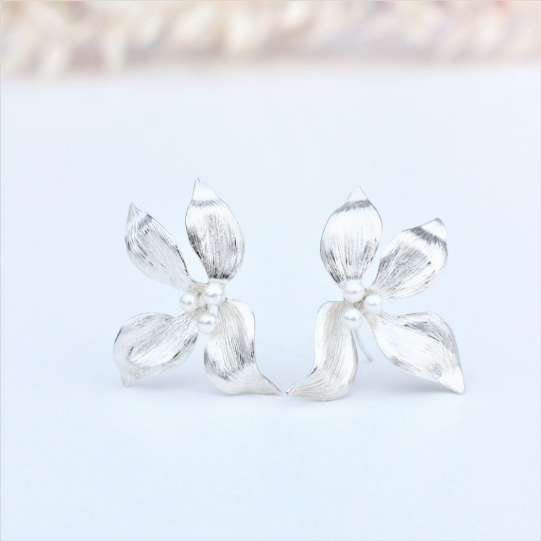 Store blomster ørebøjler i sølv med struktureret overflade og tre perler i midten