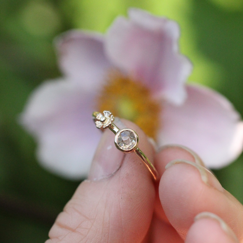 Smuk guldring med rosecut diamant og høstanemone. Givet til studentergave