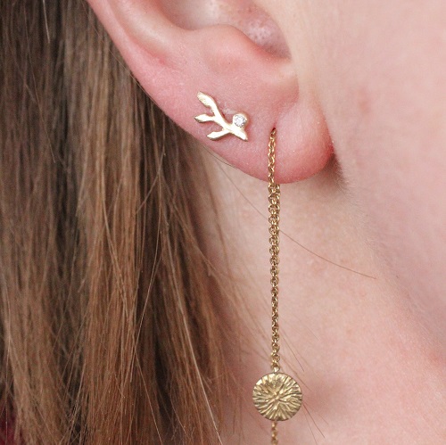 guld gren øreringe på model i nr. 2 hul op af øret