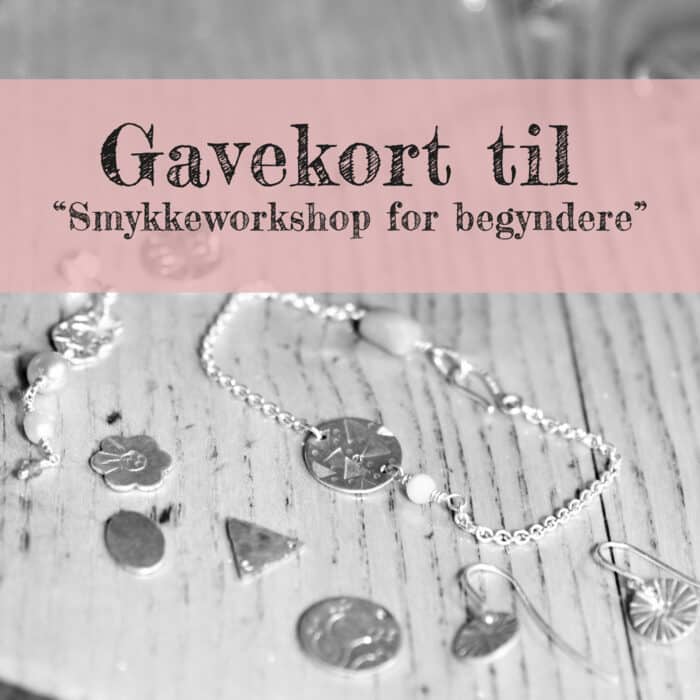 Giv et smykkeworkshop for begyndere, hvor modtager kan vælge at lave et armbånd, et par øreringe eller en halskæde.