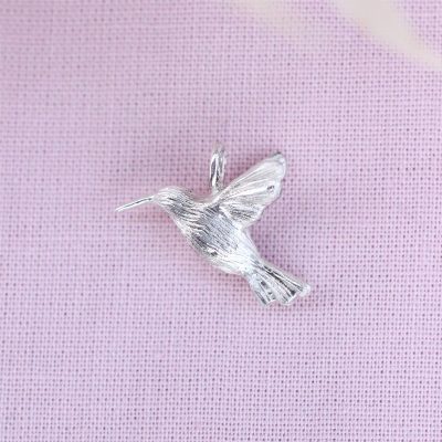 kolibri vedhæng i 100% bæredygtig sølv med linjret fræset overflade
