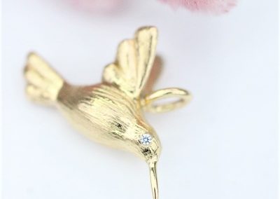 kolibri vedhæng i 14 kt guld med funklende diamanter som øjne