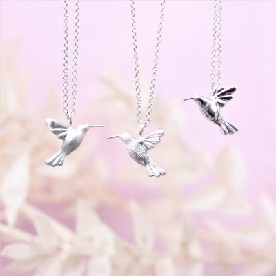 tre kolibri vedhæng hængende i sølvkæder