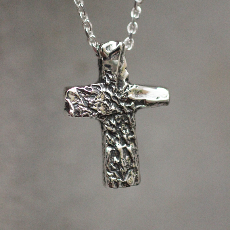 rustik kors i sølv givet til konfirmationsgave