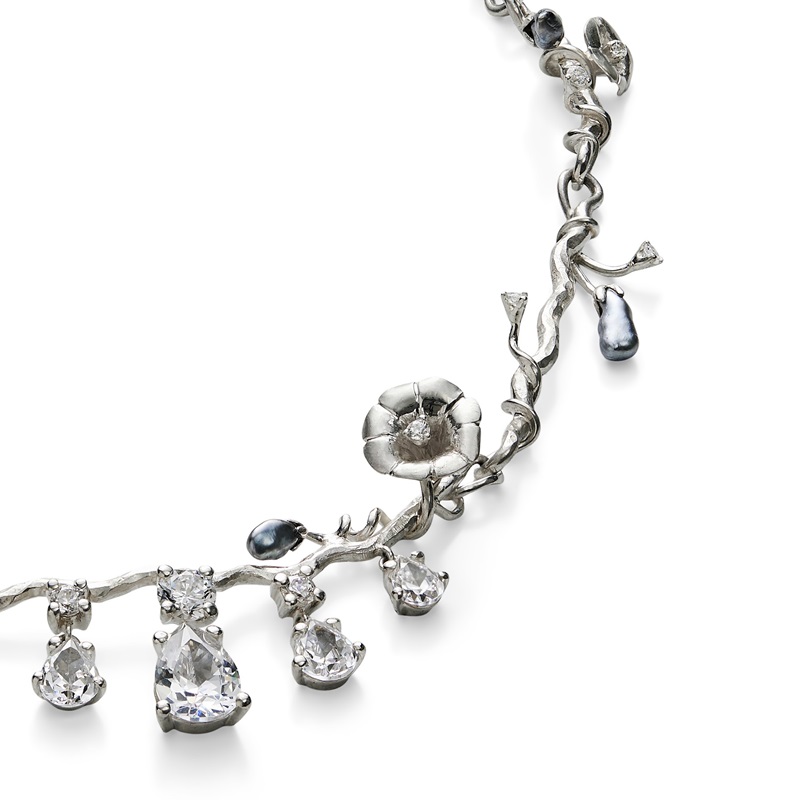 detalje billede af halssmykke til Nina Hals næste store smykkeudstilling "Jewellery * Film * Moments"