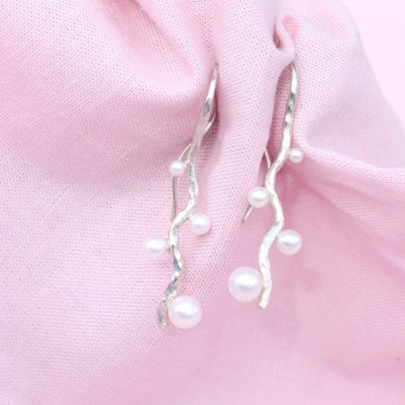 lange bølgende ørebøjler i sølv med rustik overflade og hvide perler