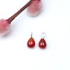røde dråbeformede karnole charms til at sætte på ørebøjler