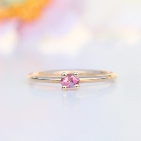 Håndlavet guldring med pink safir. Oplagt som forlovelsesring