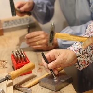 Lav dine egne smykker til smykkeworkshop for begyndere hvor du laver smykker med punsler og hammer