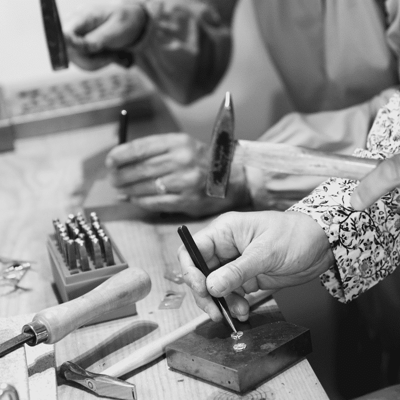 Kom på smykkeworkshop for begyndere og lav et personligt smykke uden lodde arbejde. Jeg er også udkørende med denne workshop