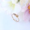 smuk guldring med høstanemone, pink safir og champagnefarvet diamant. Kan bruges som utraditionel vielsesring