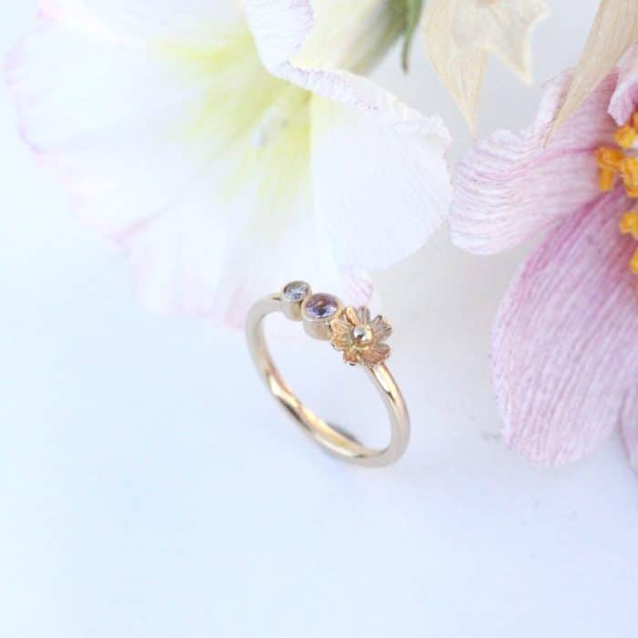 smuk guldring med høstanemone, pink safir og champagnefarvet diamant. Kan bruges som utraditionel vielsesring