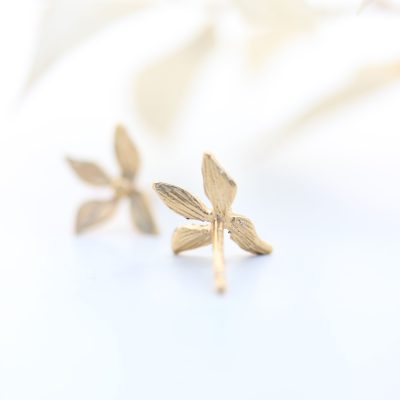 Mini livsblomst ørestikkere set bagfra, ideel gaveide til konfirmation eller til morsdag