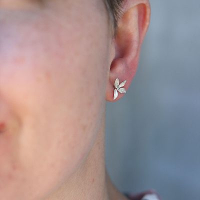 mini livsblomst ørestik på øremodel