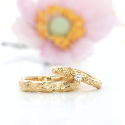 Damemodel med høstanemone og indfattet diamant – personlig og poetisk vielsesring i 14 kt. guld.