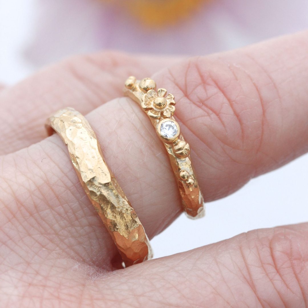 Vielsesringe i guld med håndlavet høstanemone og blomsterdetaljer – unikt design fra Guldsmed Alice.