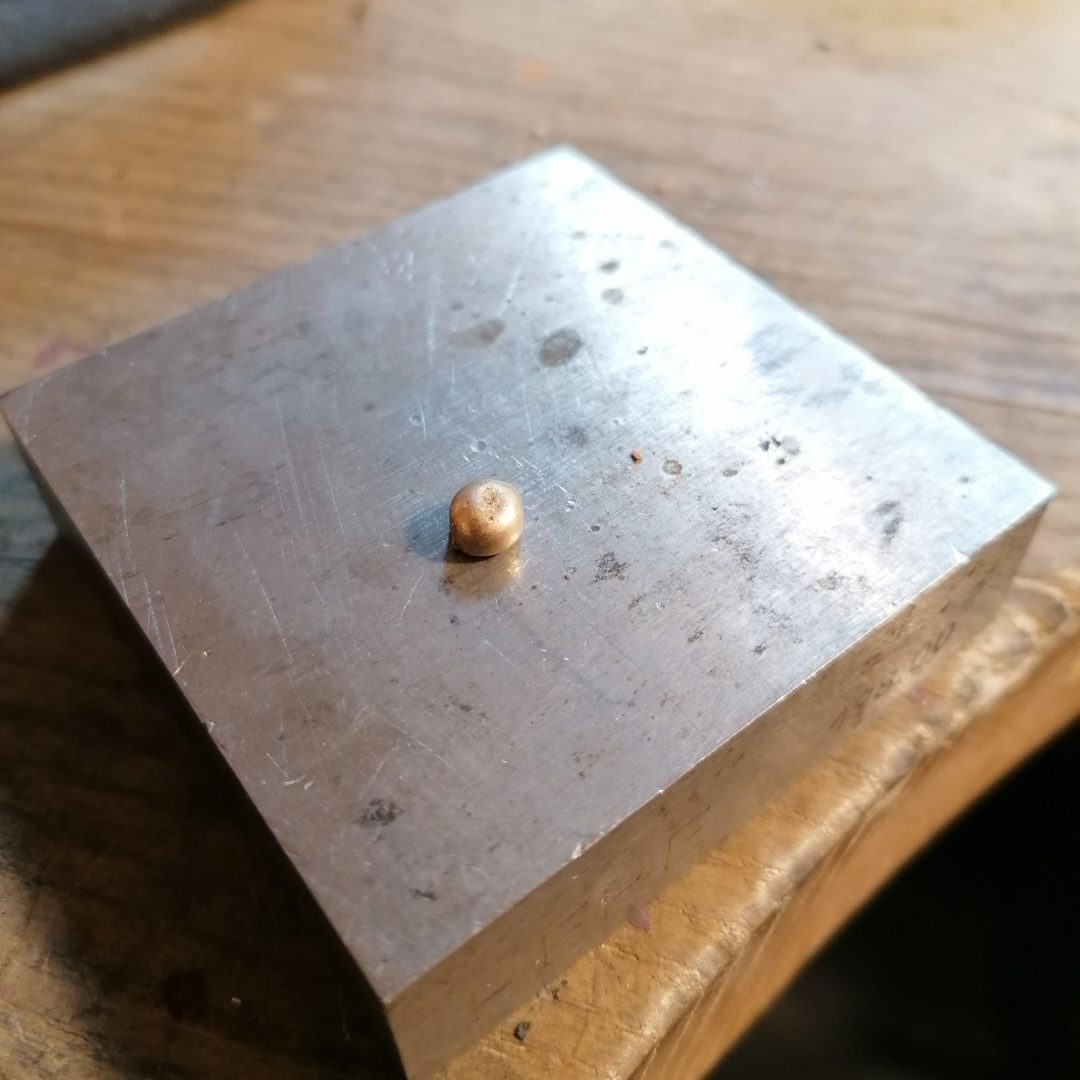 guldkæde som er smeltet til en klumpguld
